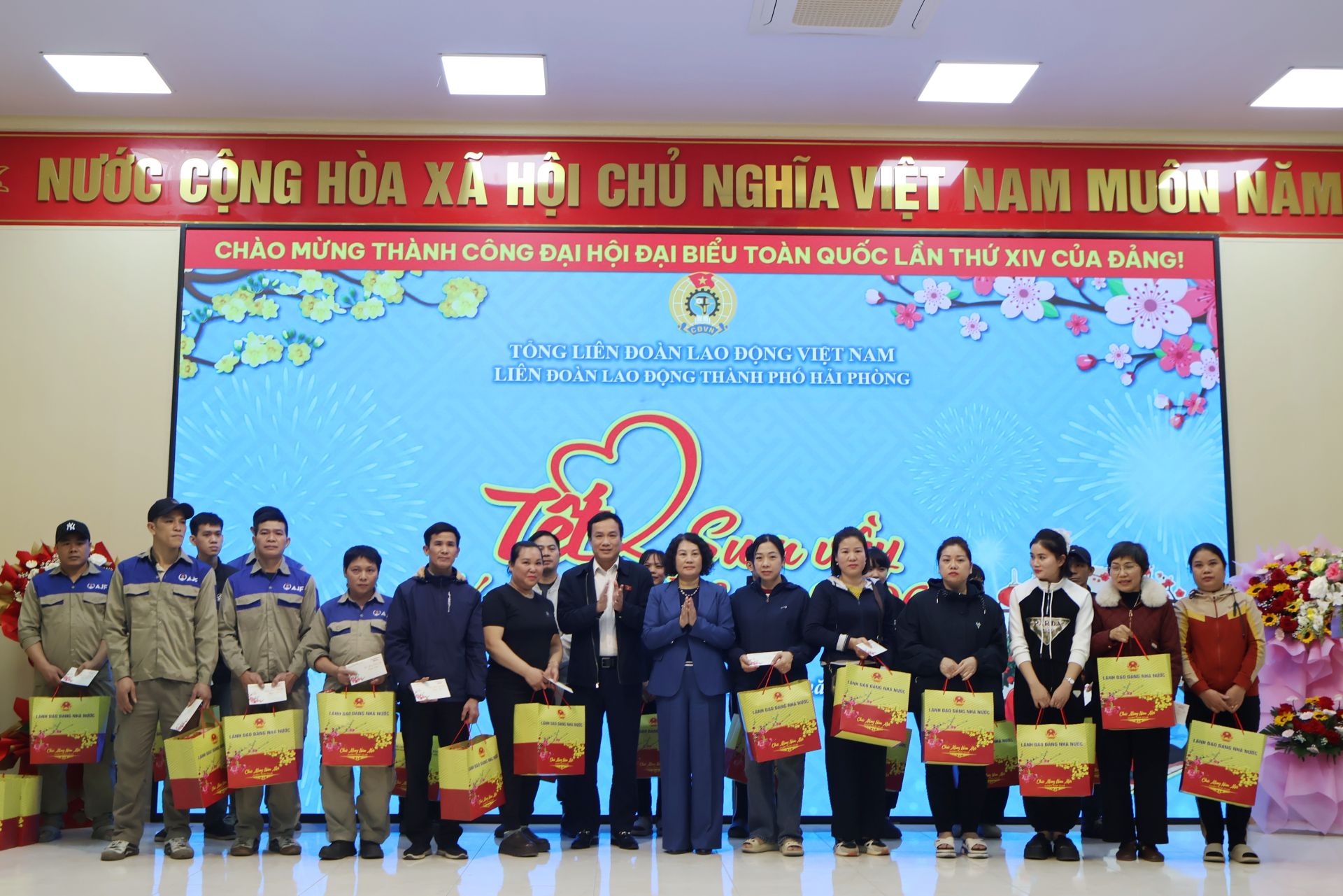 Hải Phòng: Tổ chức tặng quà đoàn viên, người lao động dịp Tết Bính Ngọ 2026