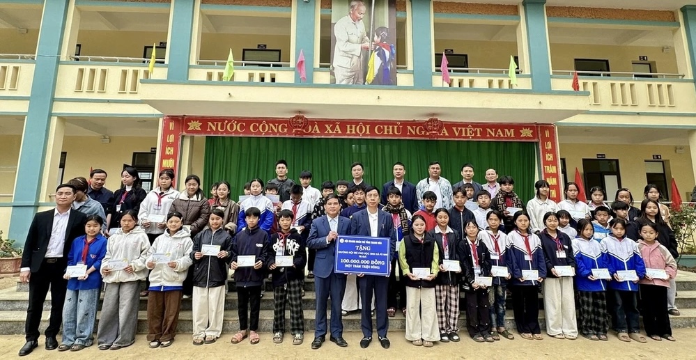 Hội Doanh nhân trẻ tỉnh Thanh Hóa tặng quà Tết cho học sinh xã Pù Nhi