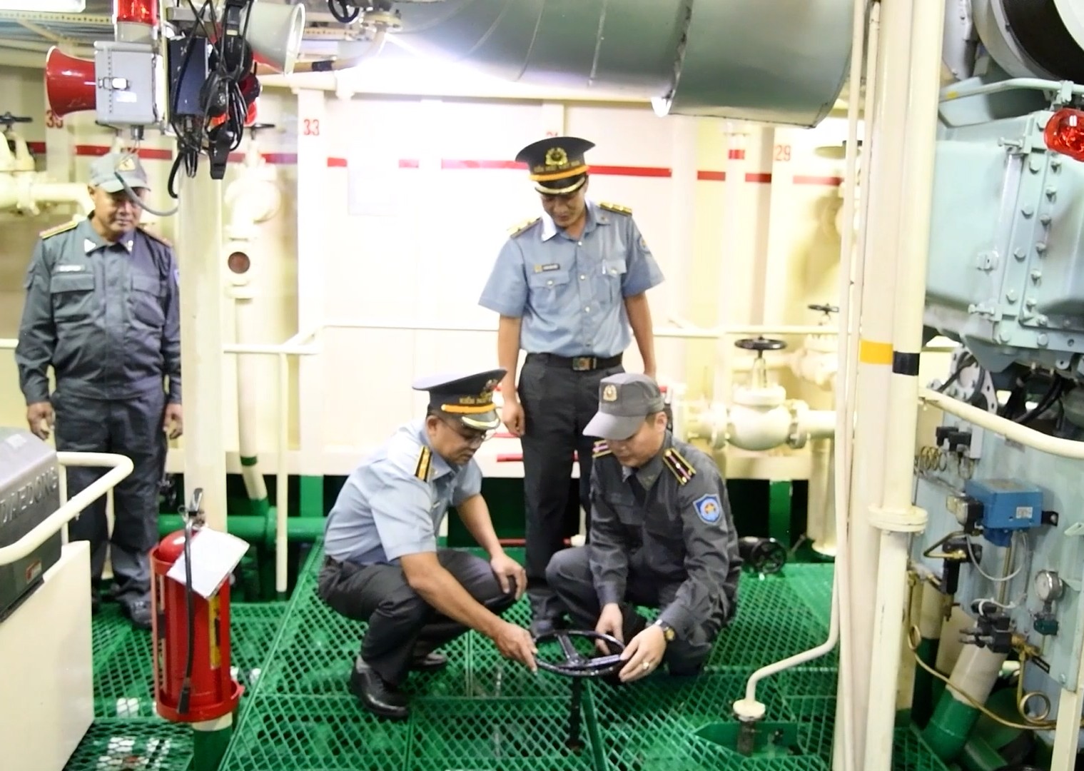 Kiểm tra trang bị, m&aacute;y m&oacute;c trước giờ l&ecirc;n đường l&agrave;m nhiệm vụ