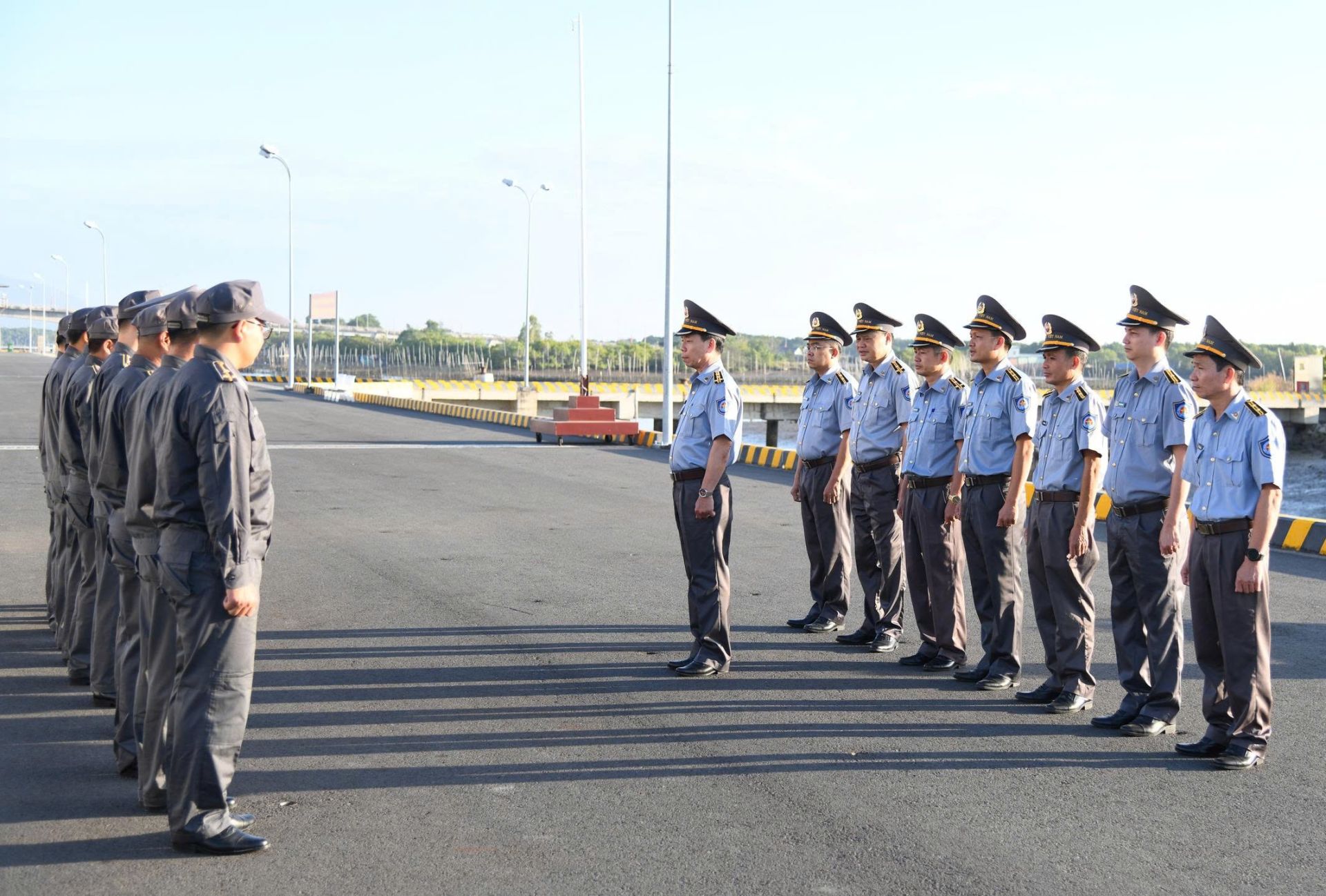 L&atilde;nh đạo chi đội Kiểm ngư số 2 giao nhiệm vụ cho c&aacute;n bộ, nh&acirc;n vi&ecirc;n t&agrave;u KN 270 trước giờ l&ecirc;n đường thục hiện nhiệm vụ tr&ecirc;n biển