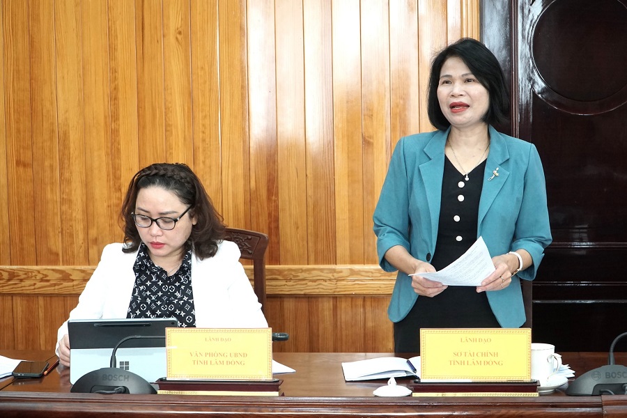 L&atilde;nh đạo Sở T&agrave;i ch&iacute;nh L&acirc;m Đồng b&aacute;o c&aacute;o tại cuộc họp