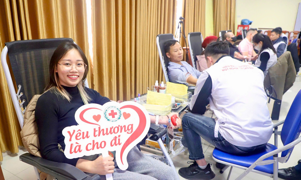 Đ&ocirc;ng đảo c&aacute;n bộ, nh&acirc;n vi&ecirc;n y tế v&agrave; người d&acirc;n tham gia hiến m&aacute;u tại điểm số 2 - Bệnh viện Đa khoa Từ Sơn.