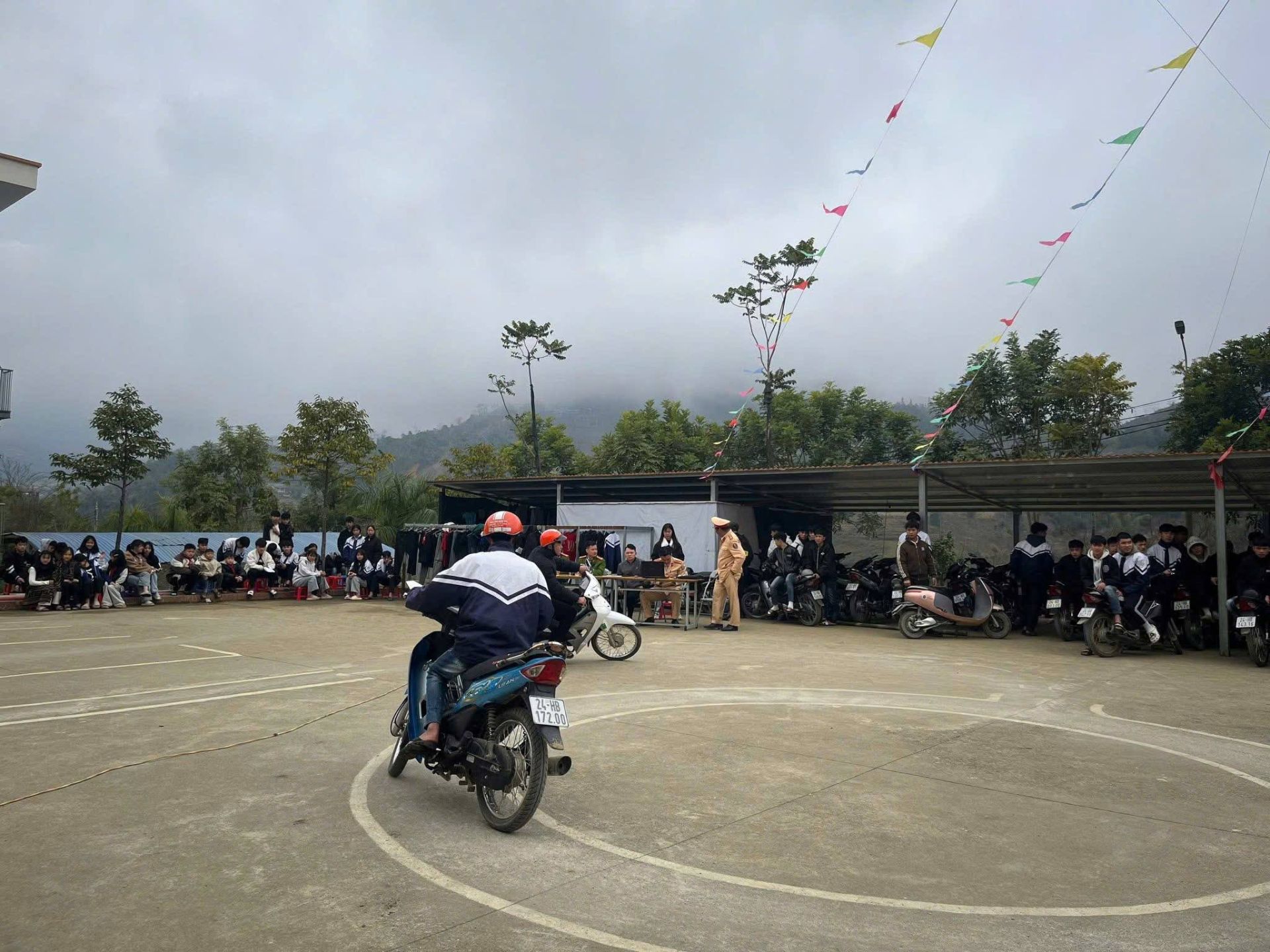 C&ocirc;ng an x&atilde; Mường Hum phối hợp Ph&ograve;ng Cảnh s&aacute;t giao th&ocirc;ng C&ocirc;ng an tỉnh v&agrave; Trường Trung học cơ sở v&agrave; Trung học phổ th&ocirc;ng B&aacute;t X&aacute;t tổ chức tuy&ecirc;n truyền, phổ biến, gi&aacute;o dục ph&aacute;p luật v&agrave; hướng dẫn l&aacute;i xe m&aacute;y an to&agrave;n cho 579 học sinh