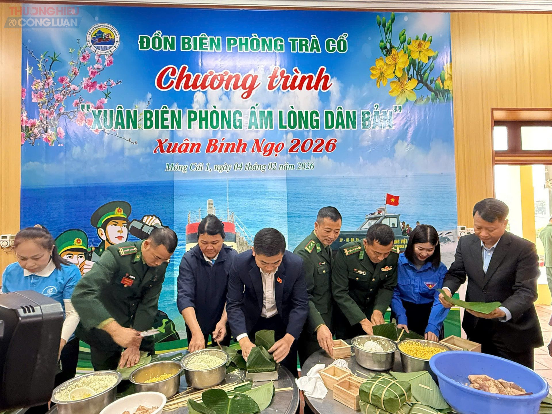 C&aacute;n bộ, chiến sĩ Đồn Bi&ecirc;n ph&ograve;ng Tr&agrave; Cổ v&agrave; ch&iacute;nh quyền địa phương g&oacute;i b&aacute;nh chưng tại Chương tr&igrave;nh &ldquo;Xu&acirc;n Bi&ecirc;n ph&ograve;ng ấm l&ograve;ng d&acirc;n bản&rdquo; xu&acirc;n B&iacute;nh Ngọ 2026.