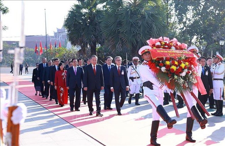 Tổng B&iacute; thư T&ocirc; L&acirc;m, Thủ tướng Phạm Minh Ch&iacute;nh, Chủ tịch Quốc hội Trần Thanh Mẫn đến đặt v&ograve;ng hoa tưởng niệm tại Đ&agrave;i tưởng niệm c&aacute;c chiến sĩ v&ocirc; danh - Ảnh: TTXVN