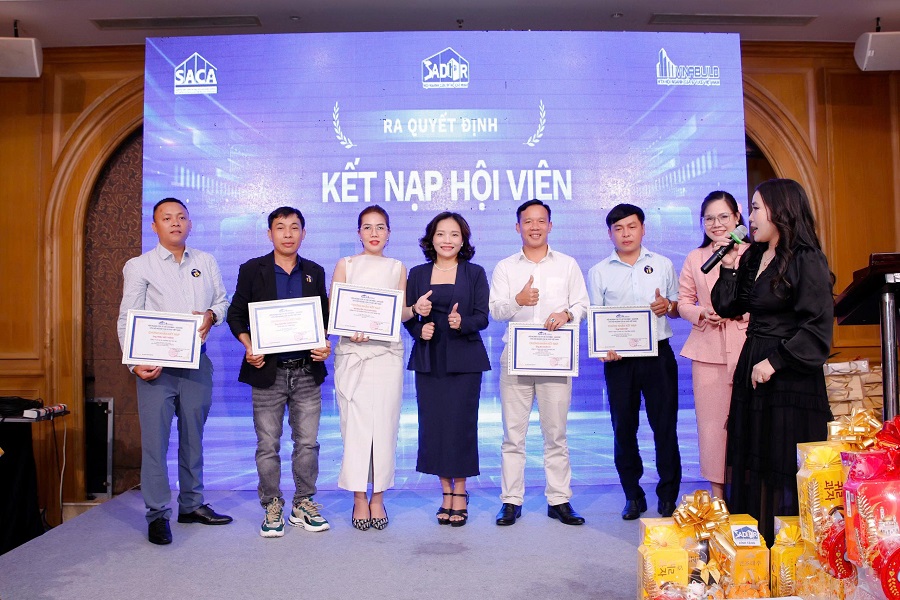 Trao Chứng nhận Hội vi&ecirc;n, c&ugrave;ng nghi thức kết nạp trang trọng, thể hiện sự cam kết đồng h&agrave;nh bằng tr&aacute;i tim v&agrave; tr&aacute;ch nhiệm.