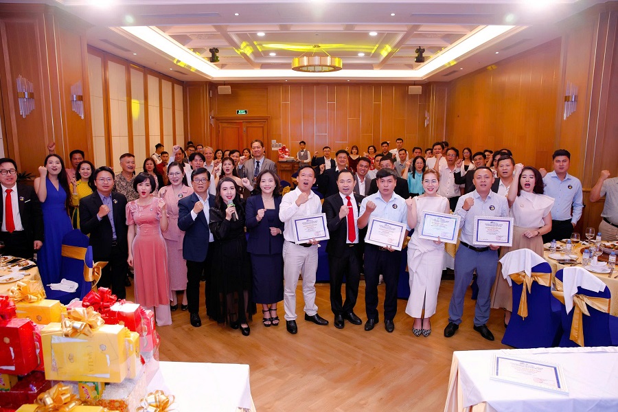 Đ&acirc;y kh&ocirc;ng chỉ l&agrave; thời khắc nh&igrave;n lại một năm đ&atilde; qua, m&agrave; c&ograve;n l&agrave; điểm khởi đầu cho một năm mới nhiều cơ hội, nhiều bứt ph&aacute; v&agrave; th&agrave;nh c&ocirc;ng hơn nữa.