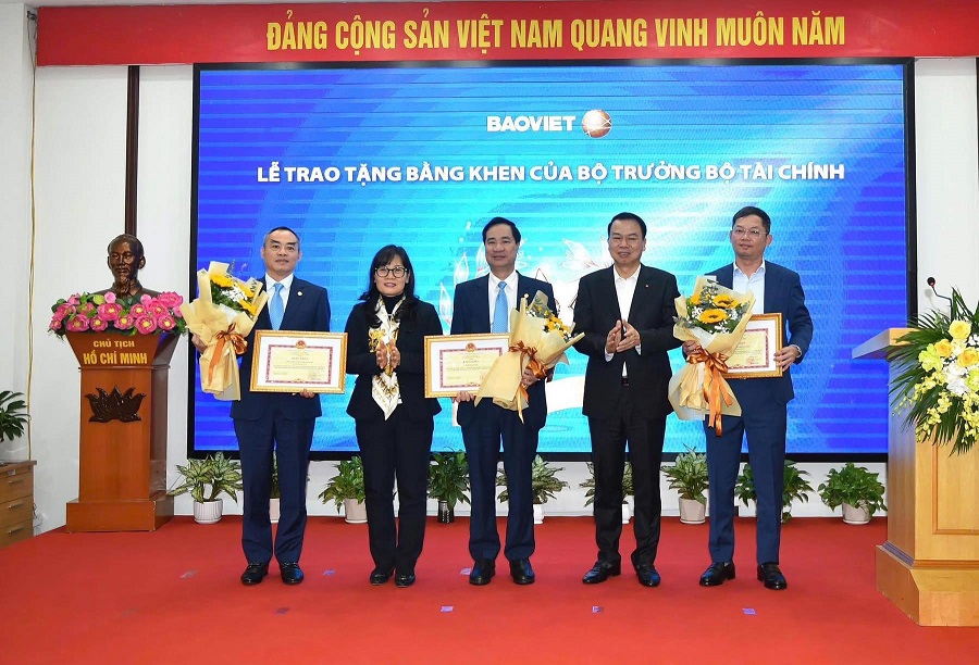 Bảo hiểm Bảo Việt vinh dự nhận Bằng khen của Bộ T&agrave;i ch&iacute;nh khen thưởng doanh nghiệp c&oacute; th&agrave;nh t&iacute;ch xuất sắc