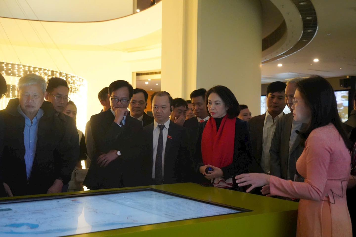 Ph&oacute; Chủ tịch UBND th&agrave;nh phố H&agrave; Nội Vũ Thu H&agrave; c&ugrave;ng c&aacute;c đại biểu nghe giới thiệu, trải nghiệm kh&ocirc;ng gian trưng b&agrave;y v&agrave; hệ thống tương t&aacute;c tại Bảo t&agrave;ng H&agrave; Nội trong dịp ra mắt trưng b&agrave;y chuy&ecirc;n đề &ldquo;Long M&atilde; khai văn&rdquo;.