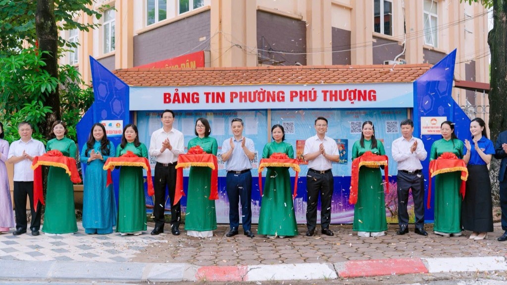 Từ bảng tin đầu ngõ đến không gian số: Tuổi trẻ Phú Thượng cụ thể hóa chuyển đổi số ở cấp phường