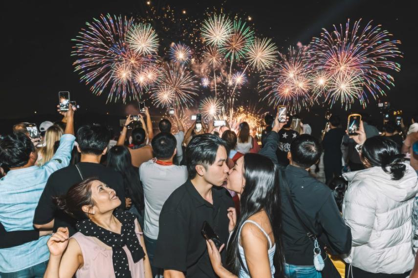 Ph&aacute;o hoa tr&ecirc;n biển Cần Giờ sẽ mang lại một cảm gi&aacute;c rất kh&aacute;c so với xem ph&aacute;o hoa trong phố đ&ocirc;ng, khi cả bầu trời v&agrave; mặt biển c&ugrave;ng bừng s&aacute;ng trong khoảnh khắc