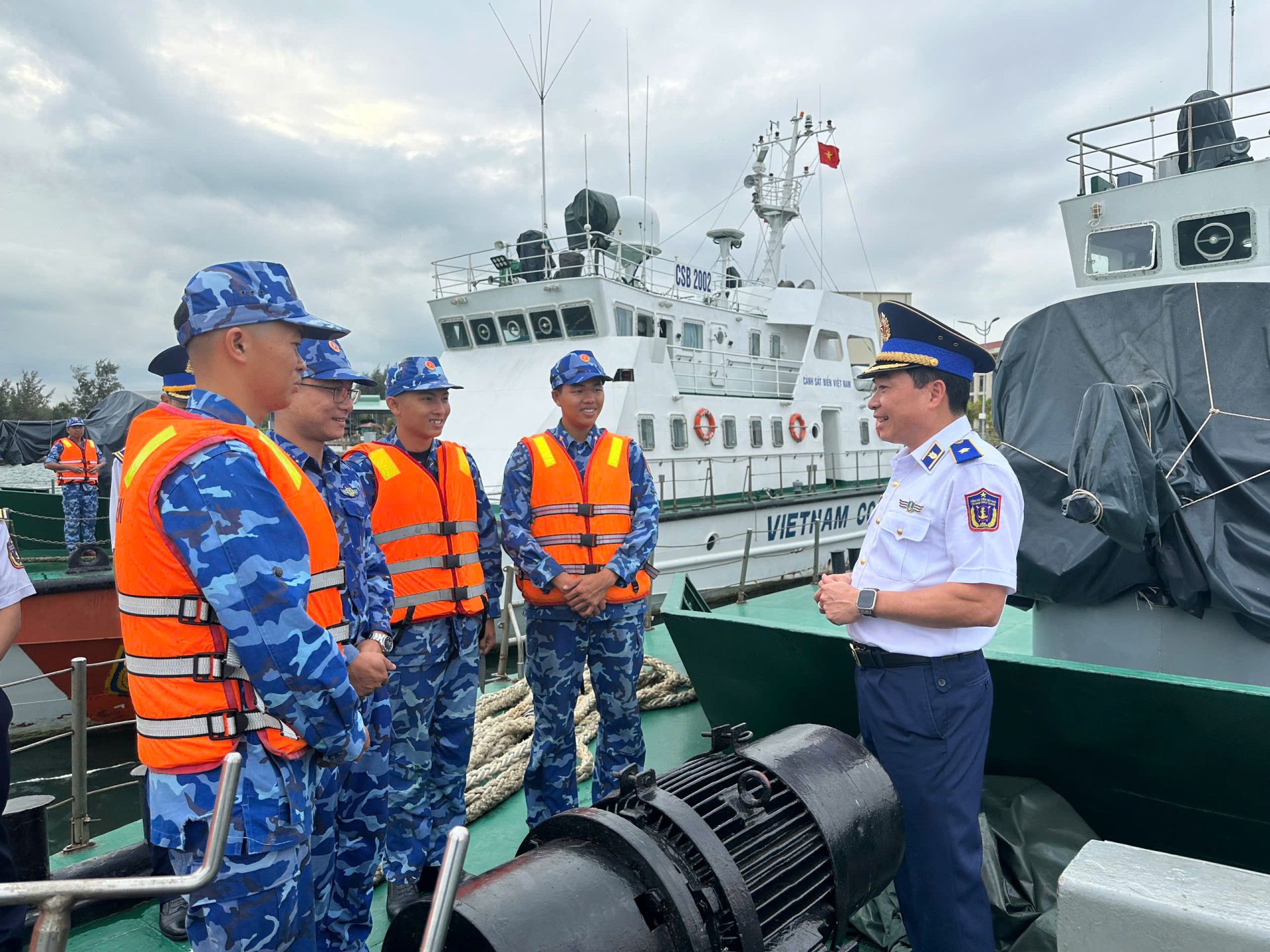 Thiếu tướng Đào Bá Việt - Tư lệnh Vùng Cảnh sát biển 4 động viên cán bộ, chiến sĩ Tàu CSB 2001 trước giờ lên đường thực hiện nhiệm vụ Thiếu tướng Đào Bá Việt - Tư lệnh Vùng Cảnh sát biển 4 động viên cán bộ, chiến sĩ Tàu CSB 2001 trước giờ lên đường thực hiện nhiệm vụ