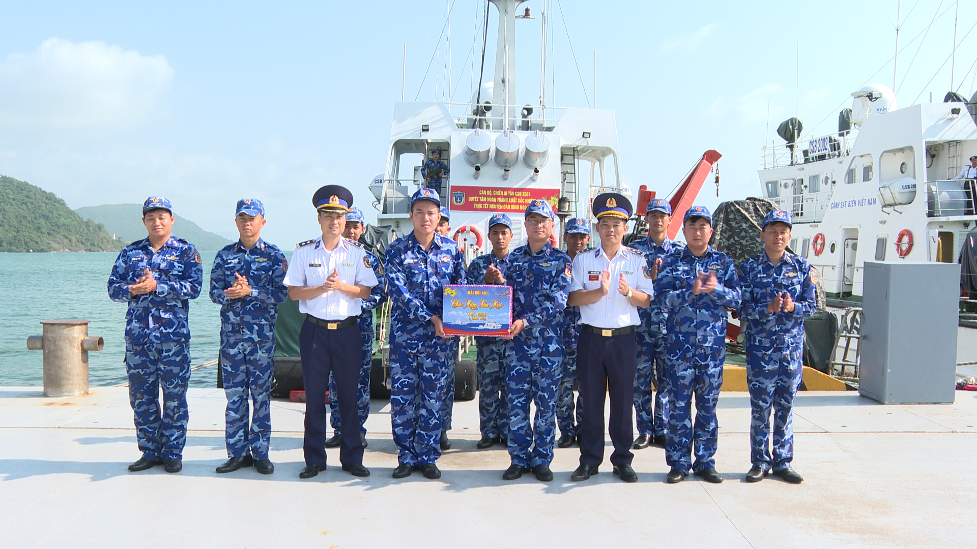 Cấp ủy, chỉ huy Hải đội 401, Bộ Tư lệnh Vùng Cảnh sát biển 4 tặng quà Tết cho cán bộ, chiến sĩ tàu CSB 2001 Cấp ủy, chỉ huy Hải đội 401, Bộ Tư lệnh Vùng Cảnh sát biển 4 tặng quà Tết cho cán bộ, chiến sĩ tàu CSB 2001