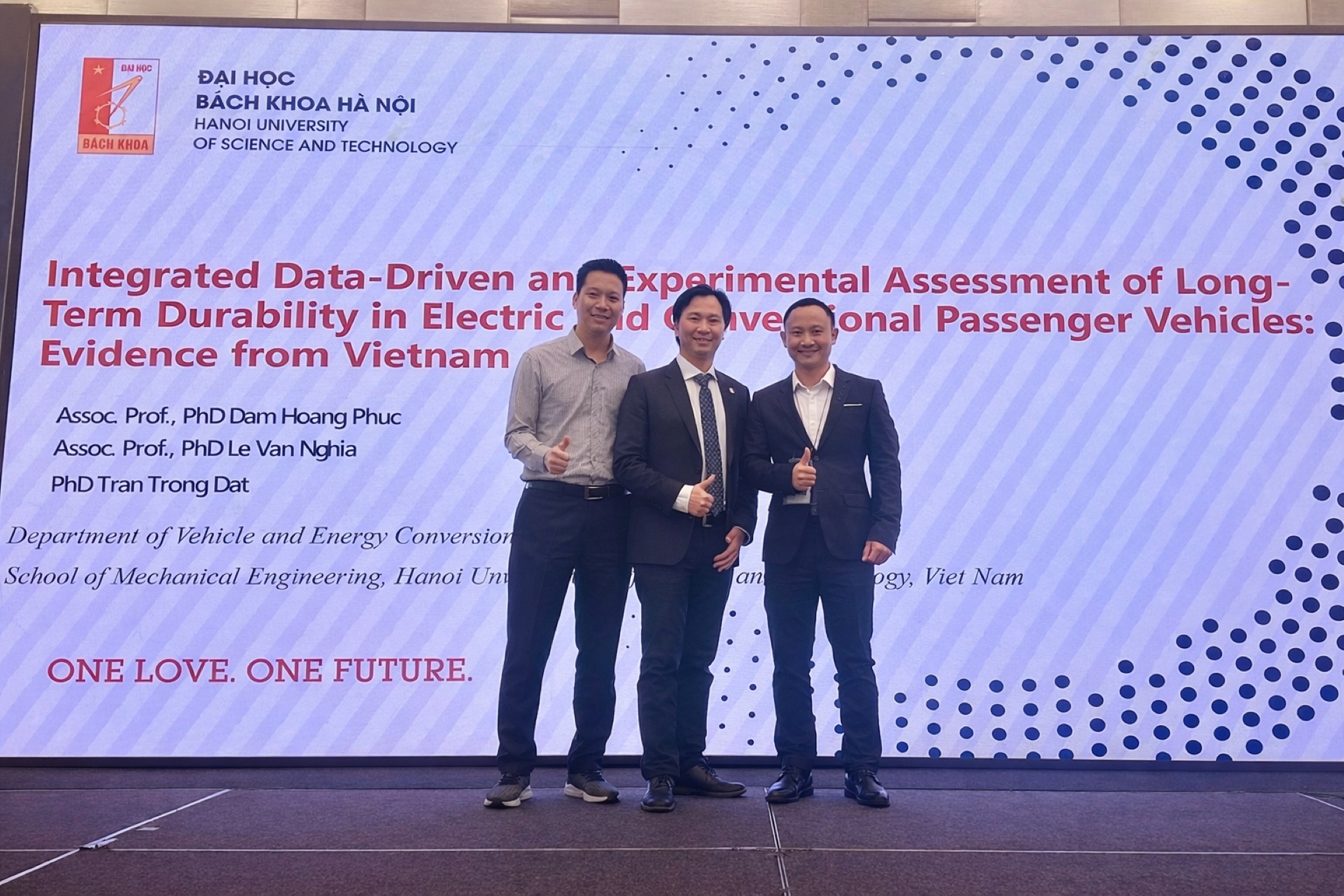 PGS.TS Đ&agrave;m Ho&agrave;ng Ph&uacute;c - Gi&aacute;m đốc Chương tr&igrave;nh Đ&agrave;o tạo Kỹ thuật &Ocirc; t&ocirc; - c&ugrave;ng c&aacute;c đồng nghiệp tại Đại học B&aacute;ch khoa H&agrave; Nội tại Hội nghị quốc tế về C&ocirc;ng nghệ Chế tạo & Sản xuất (ICMPT 2026) diễn ra ở Malaysia (2-5/2).