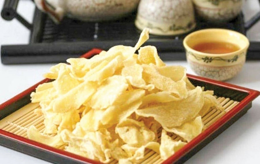 Trong những ng&agrave;y Tết Nguy&ecirc;n đ&aacute;n, giữa kh&ocirc;ng kh&iacute; se lạnh của m&ugrave;a xu&acirc;n, đĩa mứt gừng lu&ocirc;n hiện diện tr&ecirc;n b&agrave;n tr&agrave; của mọi gia đ&igrave;nh Việt Nam