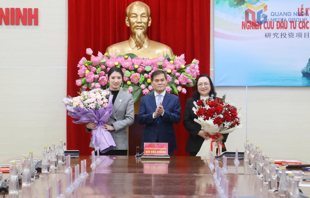 &Ocirc;ng B&ugrave;i Văn Khắng, Ph&oacute; B&iacute; thư Tỉnh ủy, Chủ tịch UBND tỉnh Quảng Ninh, tặng hoa ch&uacute;c mừng tại lễ k&yacute; kết