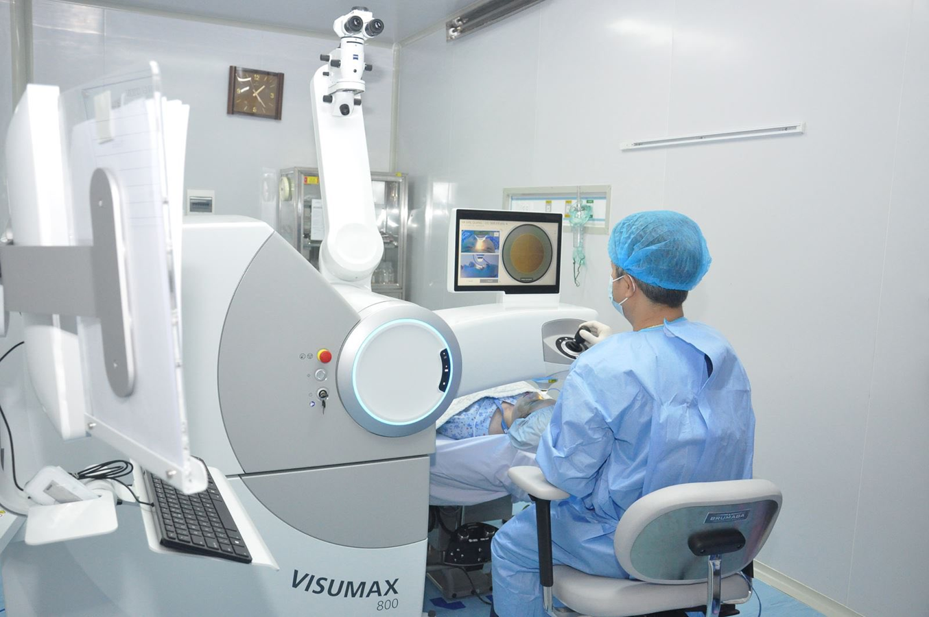 Điểm nhấn trong c&ocirc;ng t&aacute;c đầu tư trang thiết bị năm qua l&agrave; việc Bệnh viện đ&atilde; đưa v&agrave;o sử dụng nhiều hệ thống m&aacute;y m&oacute;c nh&atilde;n khoa hiện đại bậc nhất thế giới