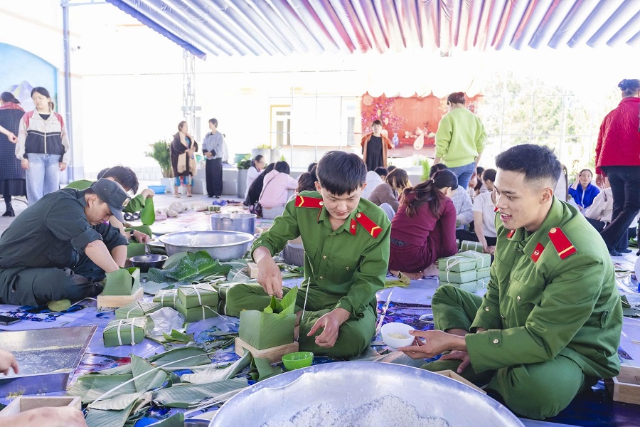 C&aacute;c chiến sĩ Cảnh s&aacute;t cơ động C&ocirc;ng an tỉnh tham gia g&oacute;i b&aacute;nh chưng xanh