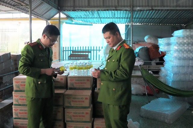 Nghệ An: Triệt phá cơ sở sản xuất giấm giả gạo quy mô lớn, đưa hàng chục nghìn lít ra thị trường