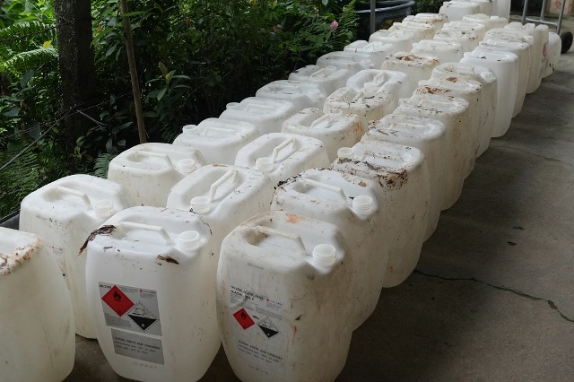 Can chứa axit acetic c&ocirc;ng nghiệp m&agrave; L&ecirc; Thị Lộc mua về để pha chế, sản xuất giấm giả.