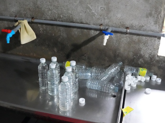 Ax&iacute;t acetic c&ocirc;ng nghiệp pha lo&atilde;ng cũng nước l&atilde; sẽ được th&agrave;nh phẩm &ldquo;Giấm gạo l&ecirc;n men tự nhi&ecirc;n&rdquo;.