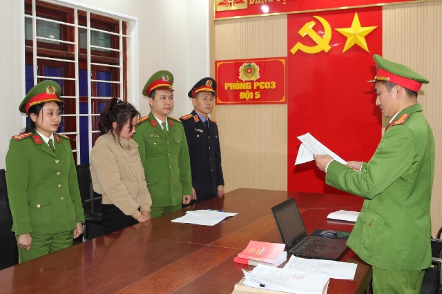 Cơ quan Cảnh s&aacute;t điều tra C&ocirc;ng an tỉnh Nghệ An đọc lệnh khởi tố vụ &aacute;n, khởi tố bị can đối với L&ecirc; Thị Lộc.