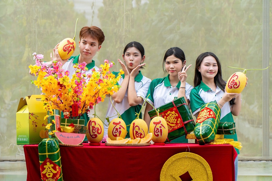 Phát huy truyền thống văn hóa thư pháp cho giới trẻ thông qua sản phẩm dưa lưới do chính sinh viên TTU vun trồng