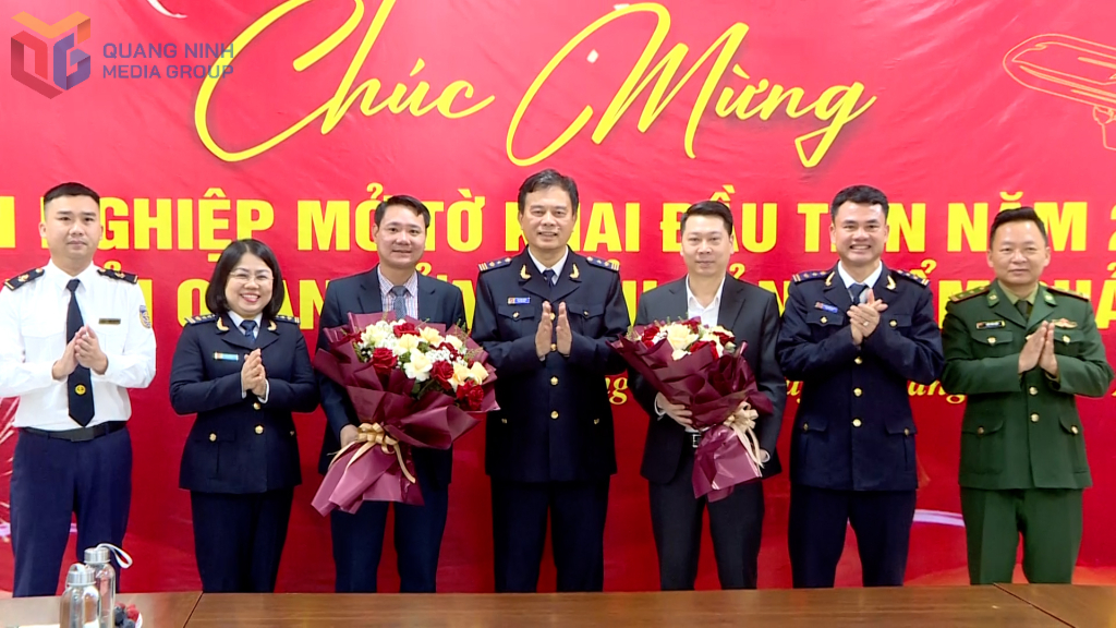 Hải quan cửa khẩu cảng Cẩm Phả gặp mặt, ch&uacute;c mừng doanh nghiệp ho&agrave;n th&agrave;nh thủ tục nhập khẩu trong ng&agrave;y đầu năm mới 2026