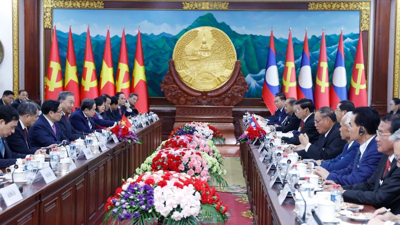 Tổng B&iacute; thư T&ocirc; L&acirc;m v&agrave; Tổng B&iacute; thư, Chủ tịch nước L&agrave;o Thongloun Sisoulith hội đ&agrave;m. (Ảnh: TTXVN)