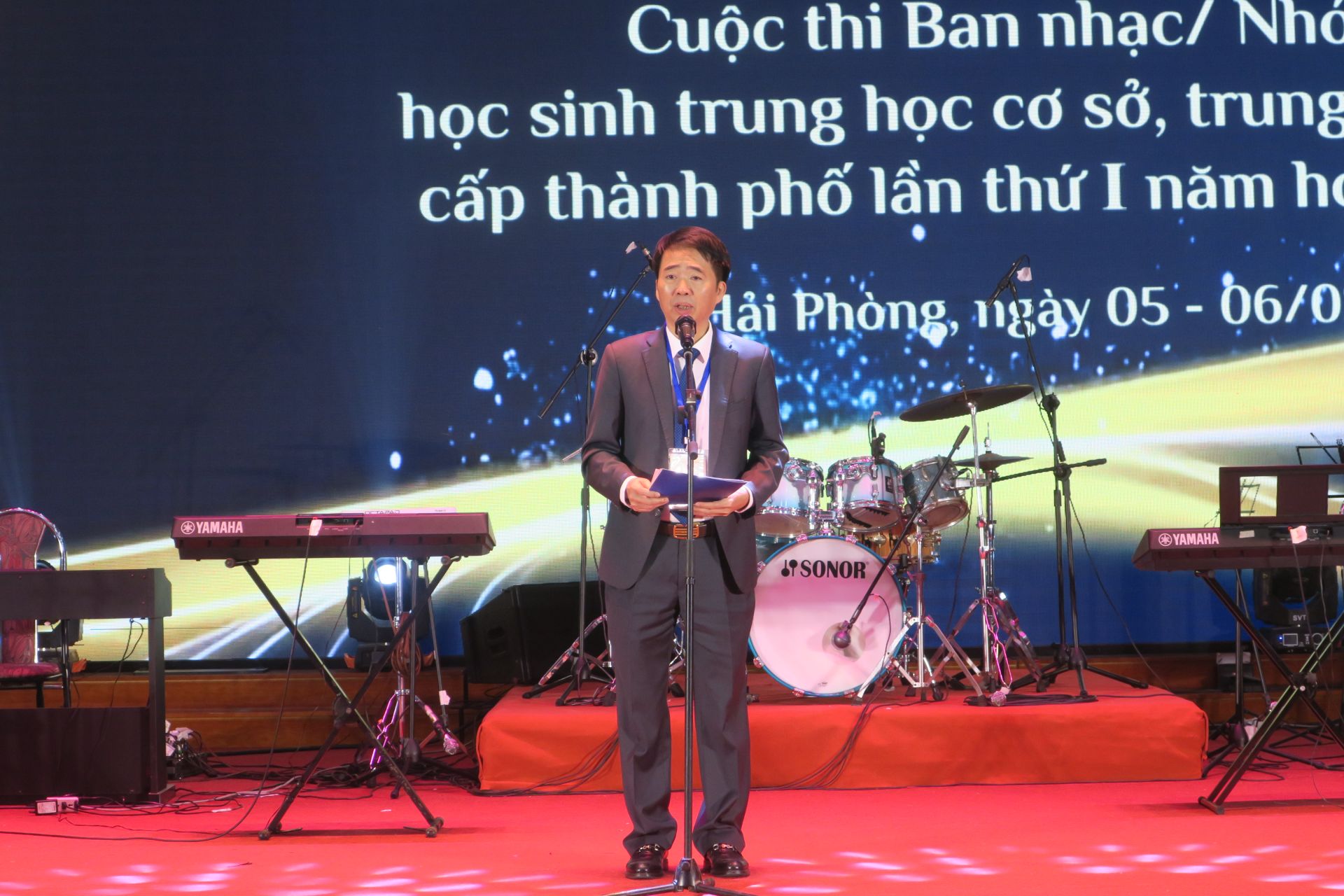 Ph&oacute; Gi&aacute;m đốc Sở Gi&aacute;o dục v&agrave; Đ&agrave;o tạo Đỗ Duy Hưng tặng hoa th&agrave;nh vi&ecirc;n Hội đồng Gi&aacute;m khảo.