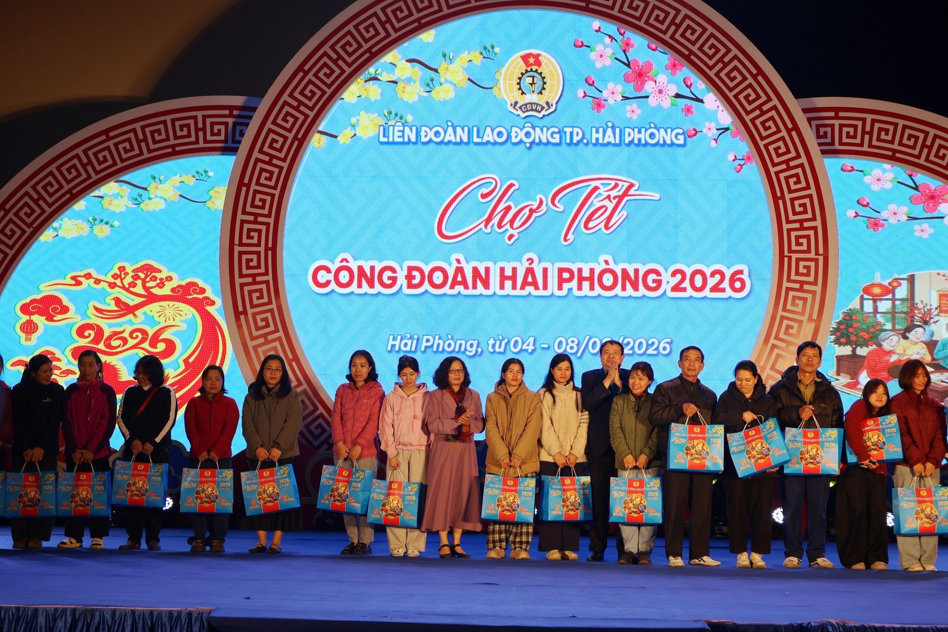 L&atilde;nh đạo LĐLĐ th&agrave;nh phố v&agrave; l&atilde;nh đạo Ban Tuy&ecirc;n gi&aacute;o v&agrave; D&acirc;n vận Th&agrave;nh ủy trao qu&agrave; Tết cho c&ocirc;ng nh&acirc;n, người lao động.