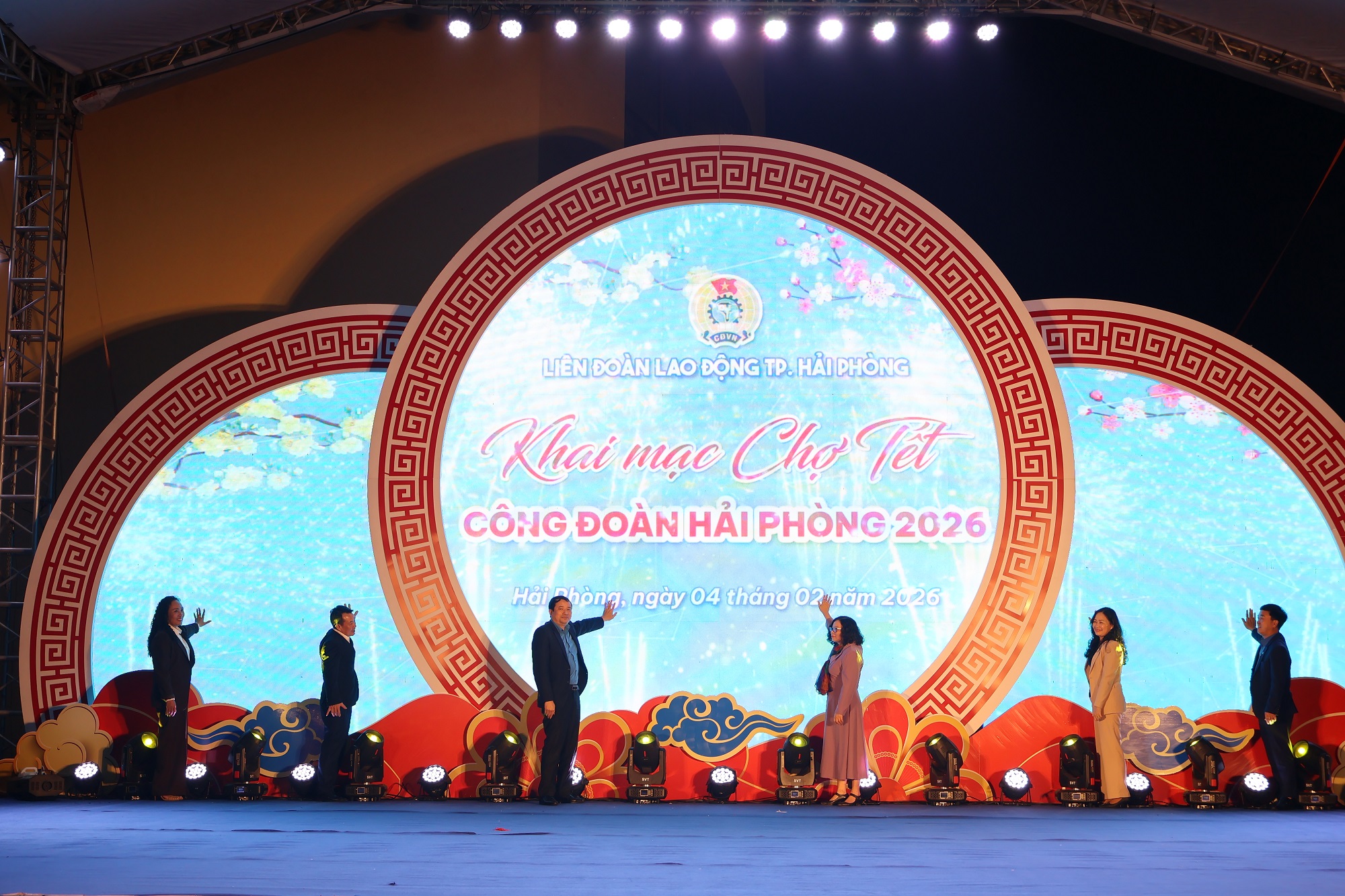 L&atilde;nh đạo LĐLĐ th&agrave;nh phố v&agrave; c&aacute;c đại biểu thực hiện nghi thức khai mạc Chợ Tết c&ocirc;ng đo&agrave;n Hải Ph&ograve;ng 2026 đợt 2.