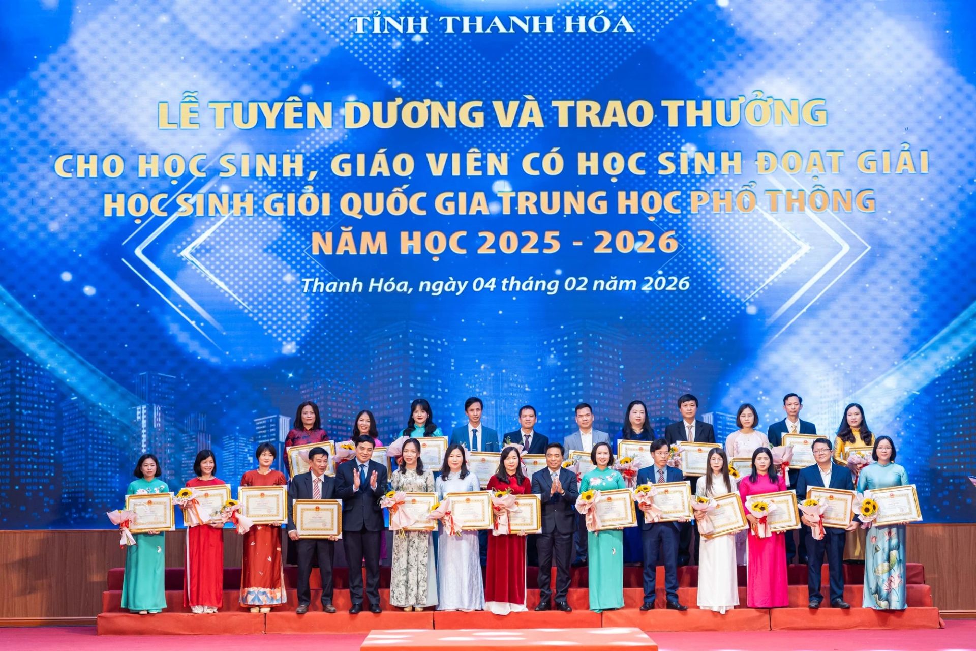 B&iacute; thư Tỉnh ủy Nguyễn Do&atilde;n Anh v&agrave; Ph&oacute; B&iacute; thư Tỉnh ủy, Chủ tịch UBND tỉnh Nguyễn Ho&agrave;i Anh trao bằng khen cho 24 gi&aacute;o vi&ecirc;n c&oacute; học sinh đoạt giải tại Kỳ thi học sinh giỏi Quốc gia THPT năm học 2025 &ndash; 2026.