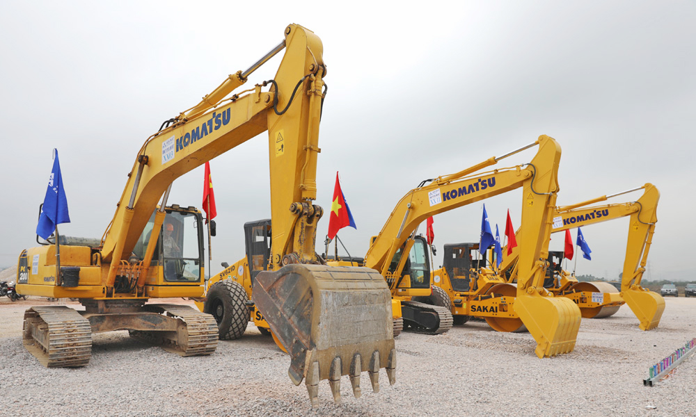 Chủ đầu tư tập trung phương tiện, m&aacute;y m&oacute;c thi c&ocirc;ng.