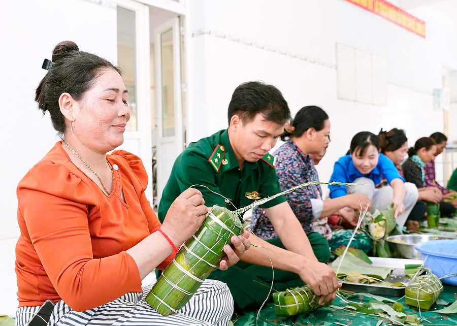 Những chiếc b&aacute;nh chưng được g&oacute;i gh&eacute;m bằng tinh thần tr&aacute;ch nhiệm, bằng nghĩa t&igrave;nh đồng đội v&agrave; t&igrave;nh cảm qu&acirc;n &ndash; d&acirc;n s&acirc;u nặng nơi bi&ecirc;n giới.