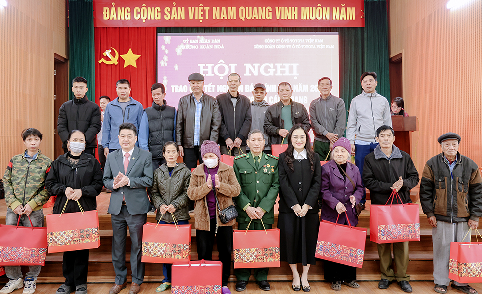 Toyota Việt Nam trao quà Tết cho các gia đình chính sách và có hoàn cảnh đặc biệt tại Phú Thọ