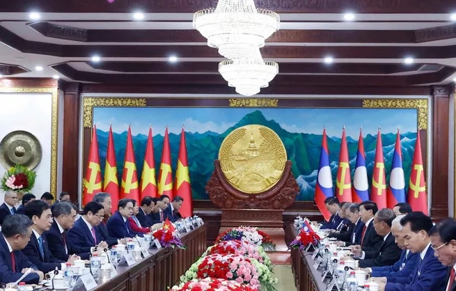 Tổng B&iacute; thư T&ocirc; L&acirc;m v&agrave; Tổng B&iacute; thư, Chủ tịch nước L&agrave;o Thongloun Sisoulith hội đ&agrave;m. (Ảnh: TTXVN)