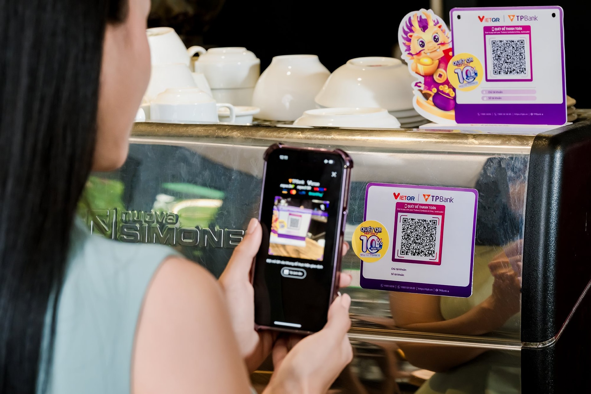 Thanh toán không tiền mặt tăng tốc, ngành ngân hàng giữ vai trò đầu tàu chuyển đổi số