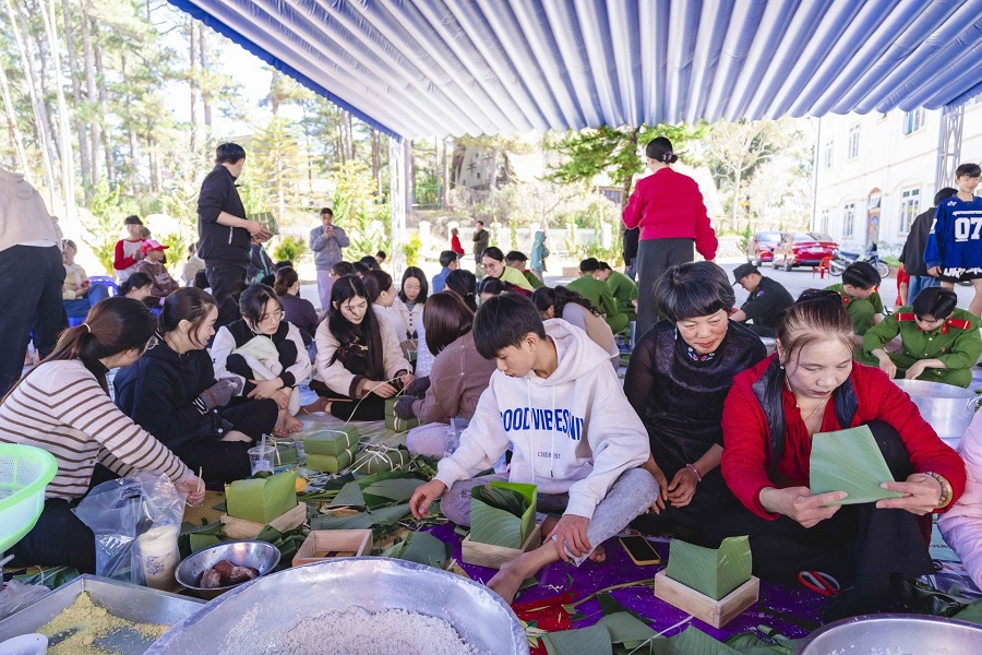 Thầy c&ocirc;, phụ huynh v&agrave; c&aacute;c em c&ugrave;ng g&oacute;i b&aacute;nh