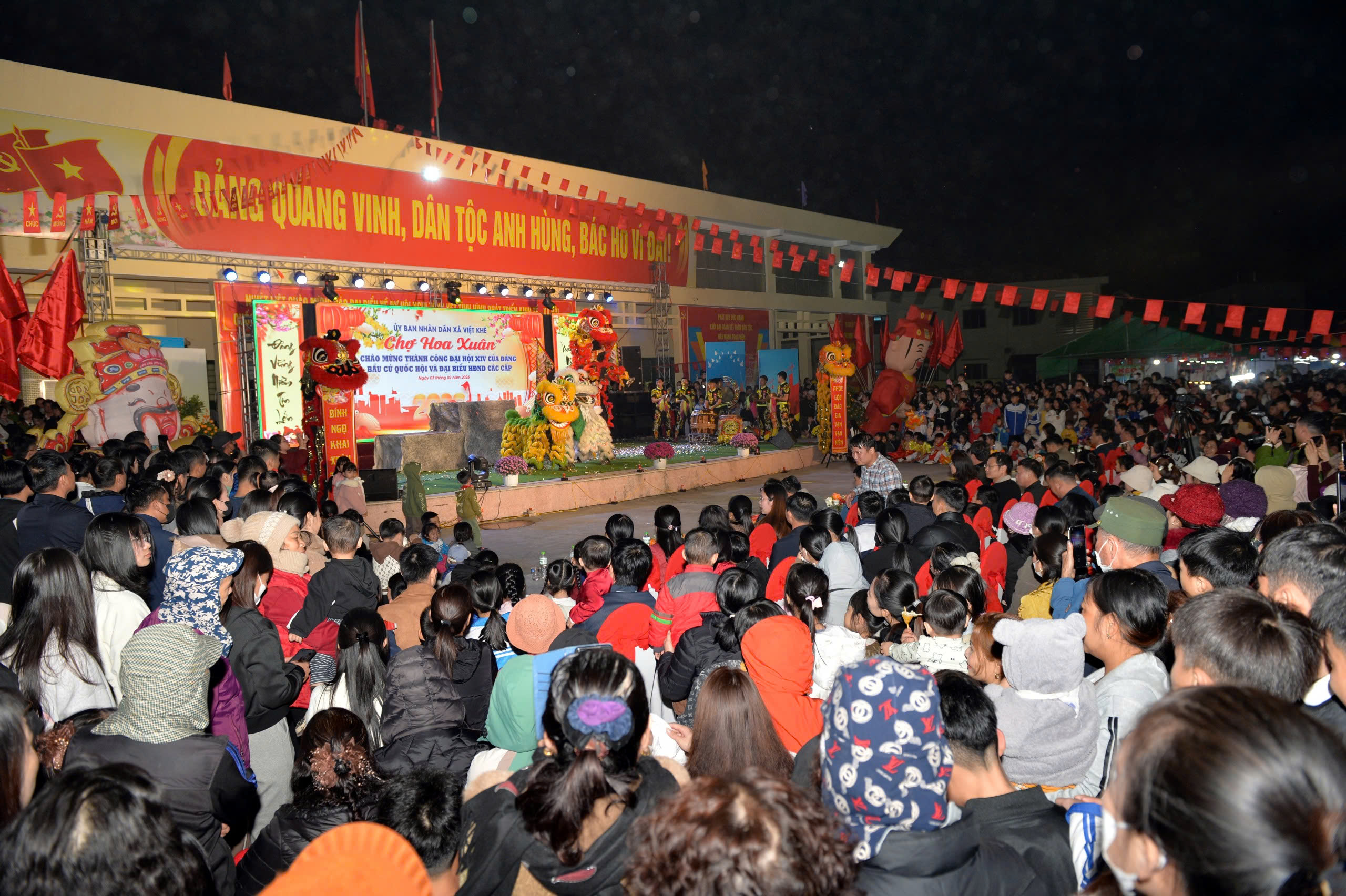 Đ&ocirc;ng đảo người d&acirc;n v&agrave; du kh&aacute;ch đến với đ&ecirc;m Li&ecirc;n hoan văn nghệ khai mạc Chợ hoa Xu&acirc;n.