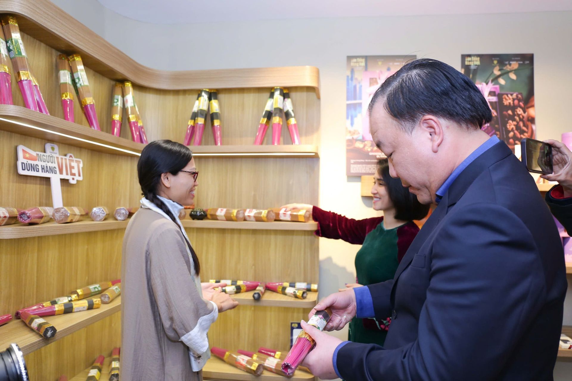 Chị Nguyễn Thu Phương, Chủ cơ sở sản xuất Hương Từ Bi tại l&agrave;ng nghề Quảng Ph&uacute; Cầu (H&agrave; Nội) giới thiệu c&aacute;c sản phẩm