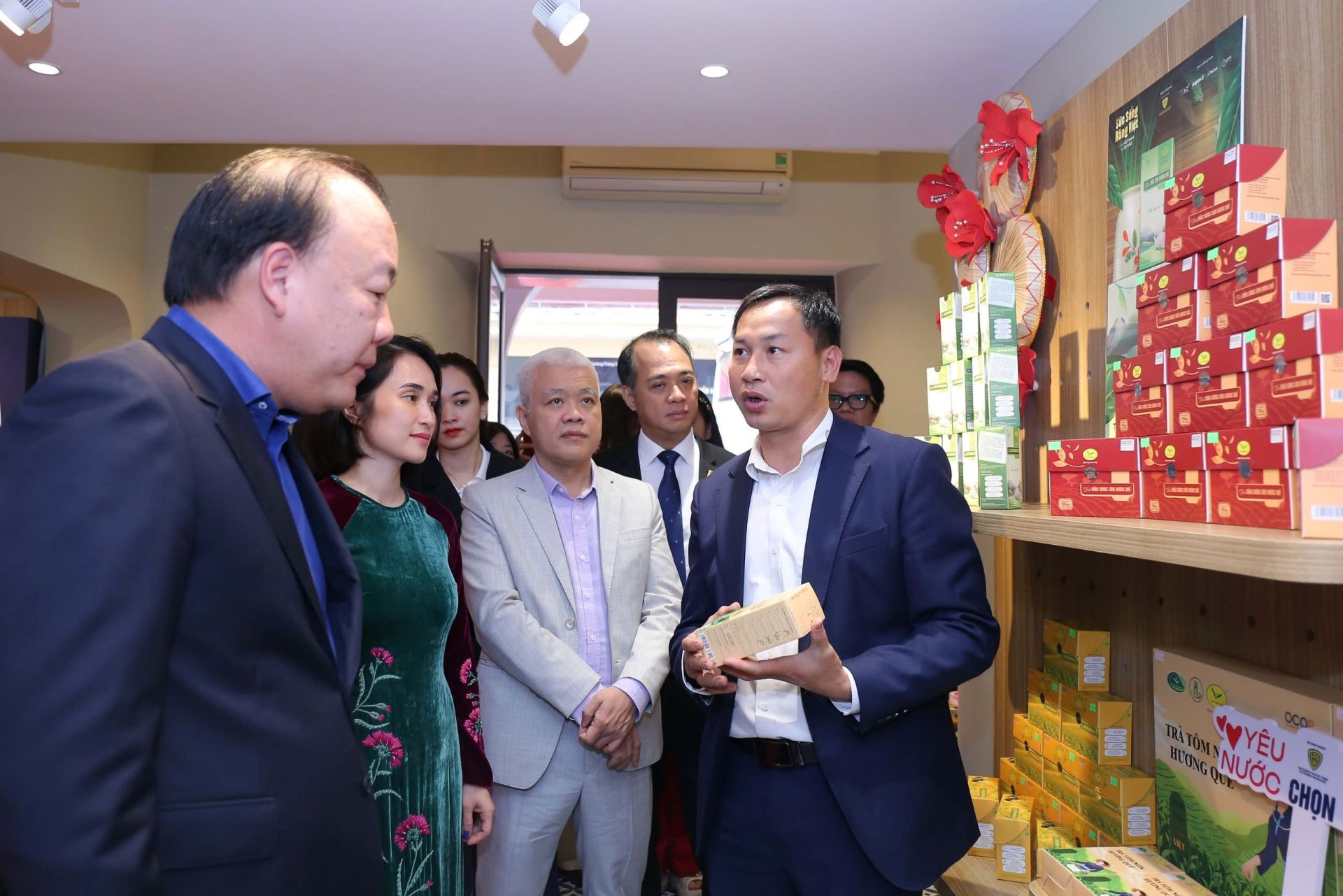 C&aacute;c đại biểu tham quan, nghe giới thiệu về c&aacute;c sản phẩm