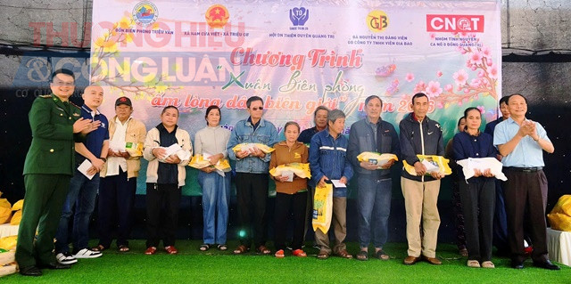 Trao qu&agrave; cho c&aacute;c hộ gia đ&igrave;nh c&oacute; ho&agrave;n cảnh kh&oacute; khăn