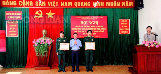 Trao thưởng cho tập thể, c&aacute; nh&acirc;n ti&ecirc;u biểu