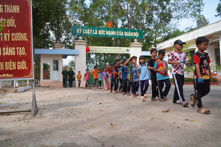 C&aacute;c em học sinh lớp học t&igrave;nh thương do Đồn Bi&ecirc;n ph&ograve;ng Tuy&ecirc;n B&igrave;nh trực tiếp giảng dạy vui mừng, phấn khởi trong ng&agrave;y tham gia chương tr&igrave;nh &ldquo;Xu&acirc;n bi&ecirc;n ph&ograve;ng ấm l&ograve;ng d&acirc;n bản&rdquo;.
