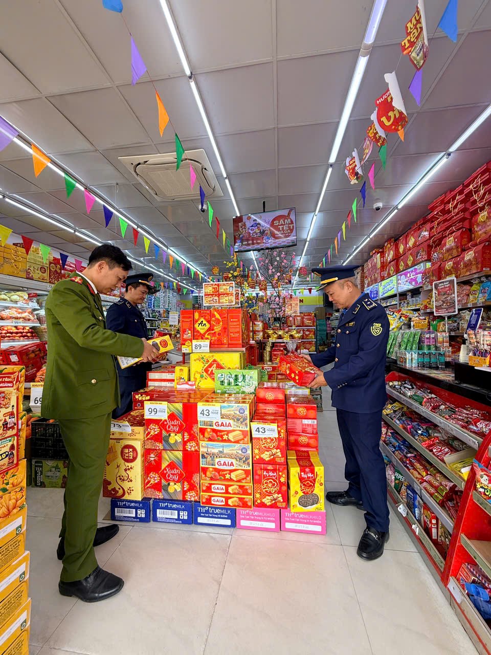 Lực lượng QLTT số 3 tỉnh Th&aacute;i Nguy&ecirc;n phối hợp với lực lượng chức năng tr&ecirc;n địa b&agrave;n kiểm tra h&agrave;ng h&oacute;a tại cơ sở kinh doanh