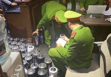 Lực lượng C&ocirc;ng an TP H&agrave; Nội kiểm tra cơ sở kinh doanh, ph&aacute;t hiện nhiều vụ việc vi phạm li&ecirc;n quan đến kh&iacute; cười