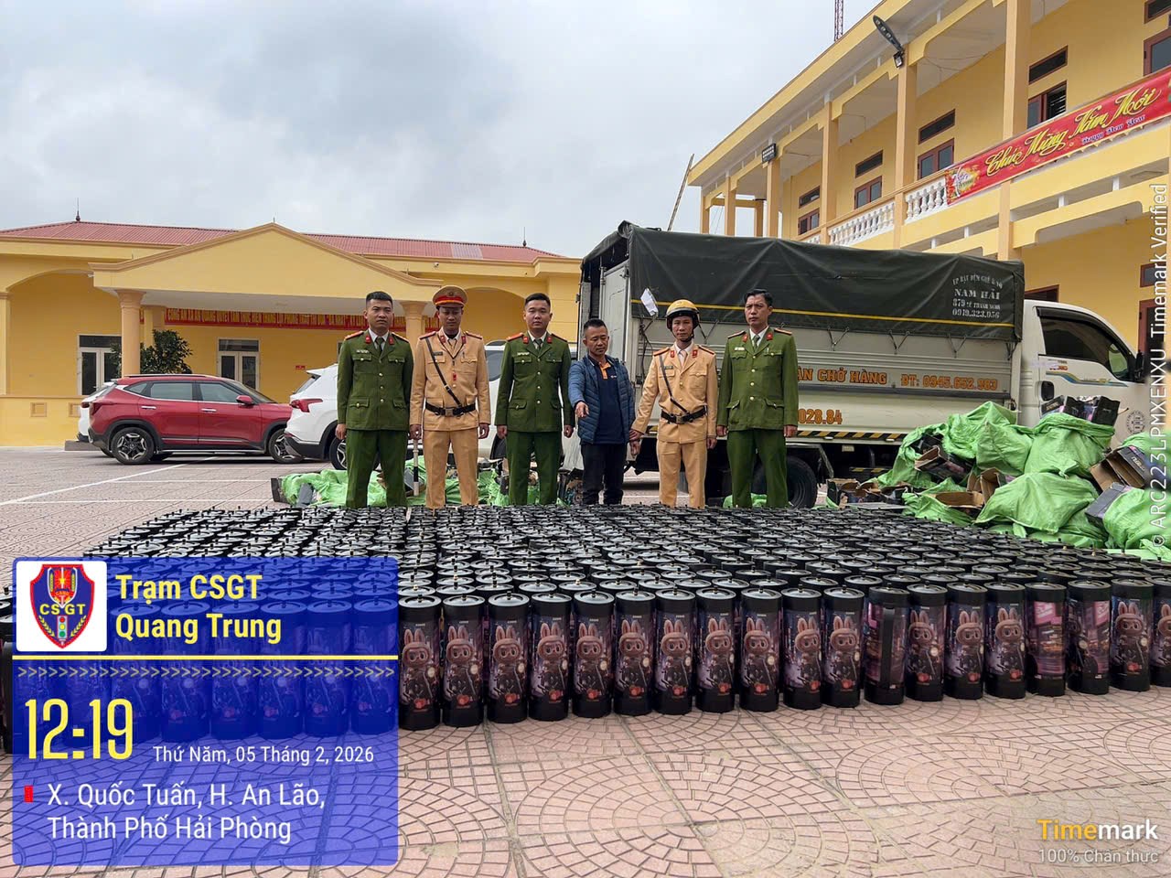 Hải Phòng: Phát hiện xe ô tô vận chuyển số lượng lớn bình khí nghi là khí cười không rõ nguồn gốc