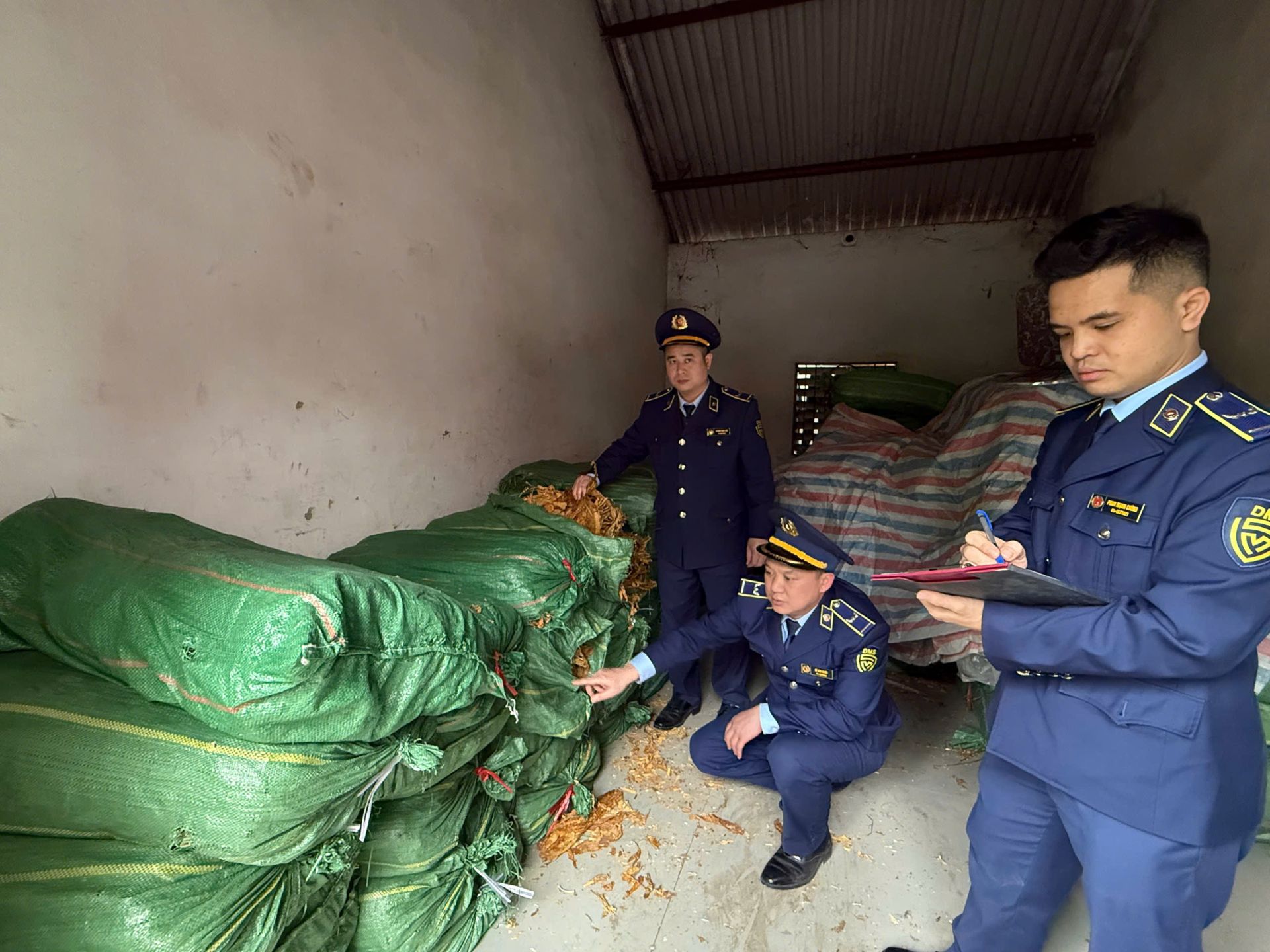 Cao Bằng: Tạm giữ hơn 2,5 tấn lá thuốc lá khô không rõ nguồn gốc