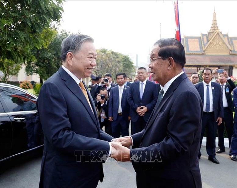 Chủ tịch Đảng Nh&acirc;n d&acirc;n Campuchia Samdech Techo Hun Sen chủ tr&igrave; Lễ đ&oacute;n ch&iacute;nh thức đ&oacute;n Tổng B&iacute; thư T&ocirc; L&acirc;m - Ảnh: TTXVN